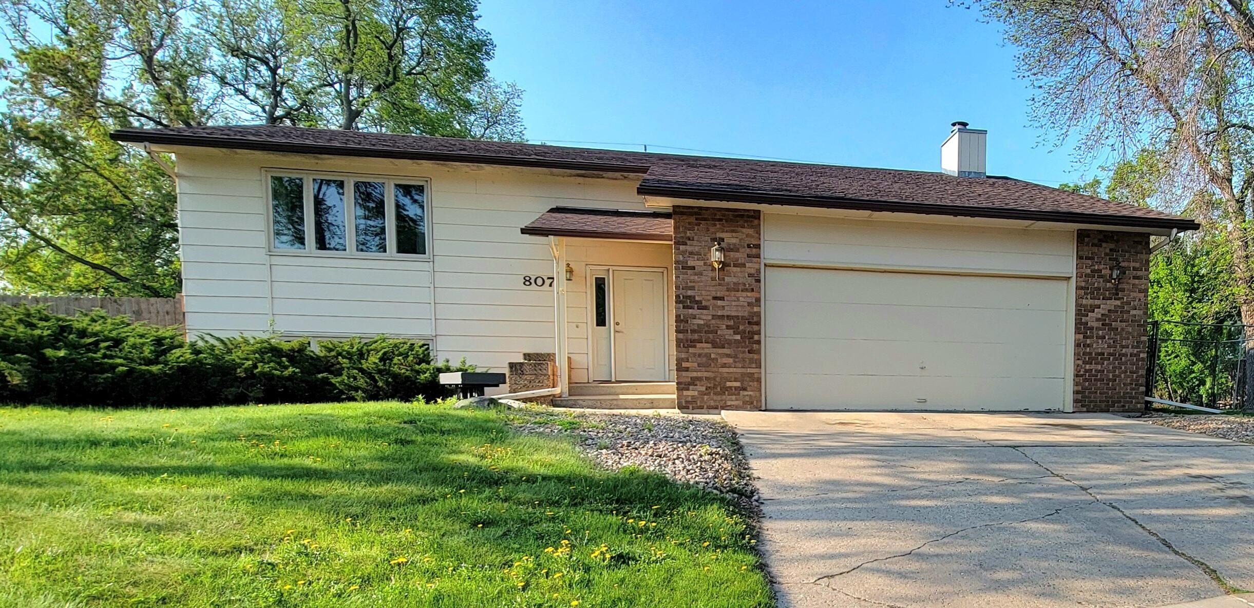Single Family 4BR 2BA - 807 Taylor Drive, Aberdeen, SD