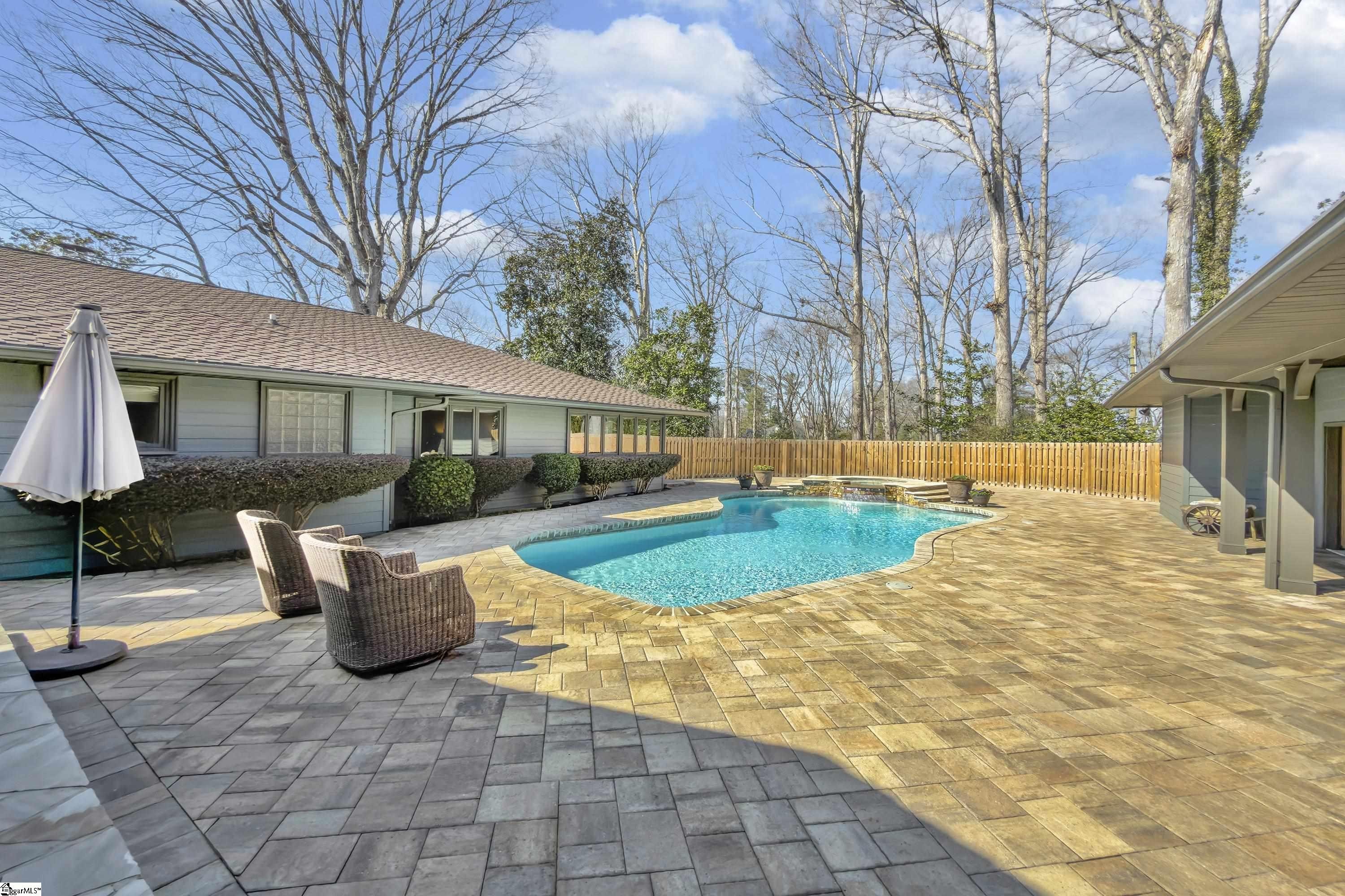 Single Family 3BR 4BA - 121 Montgomery Drive, Spartanburg, SC
