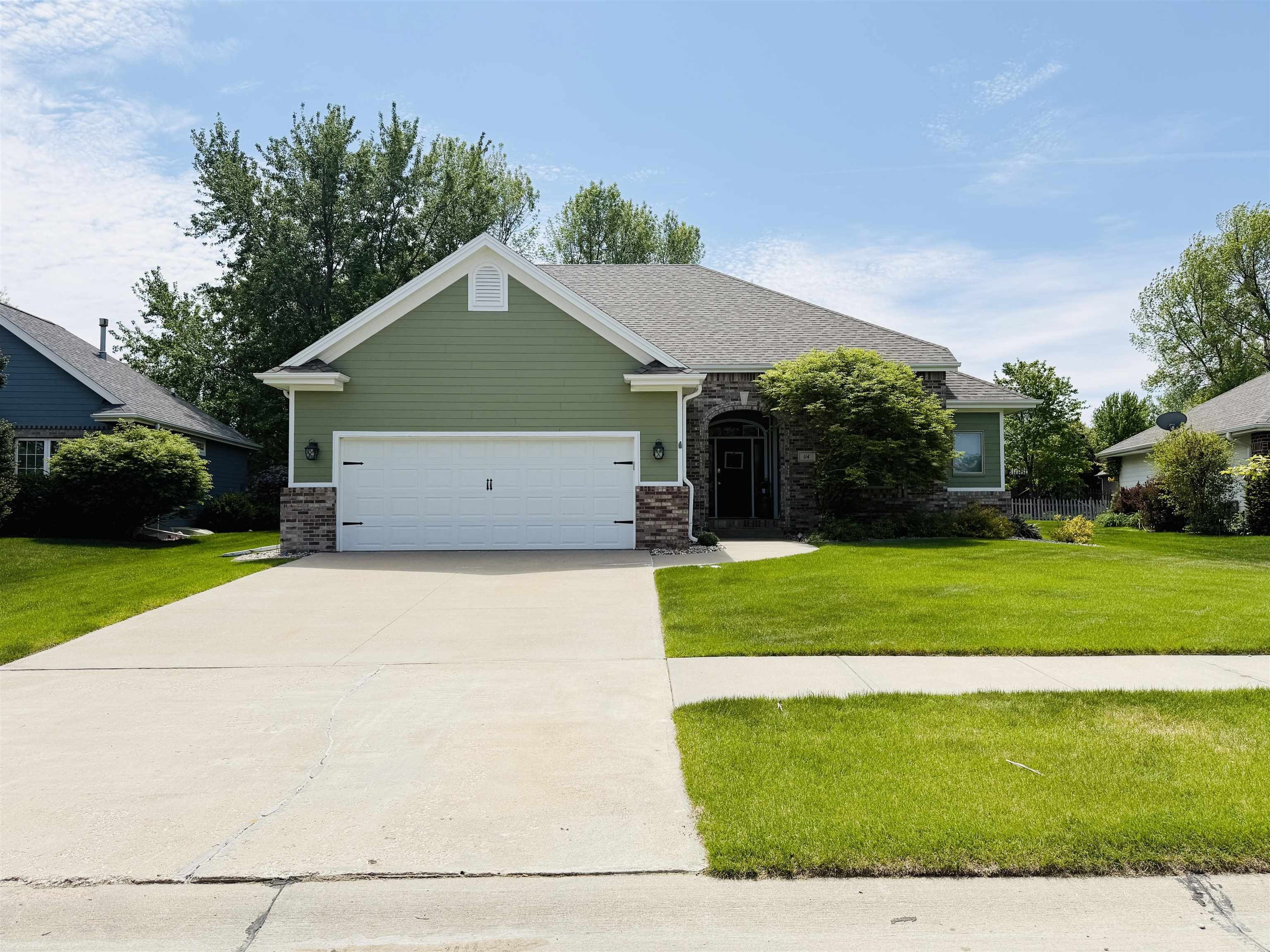 Single Family 4BR 4BA - 114 Levee Trail, Dakota Dunes, SD