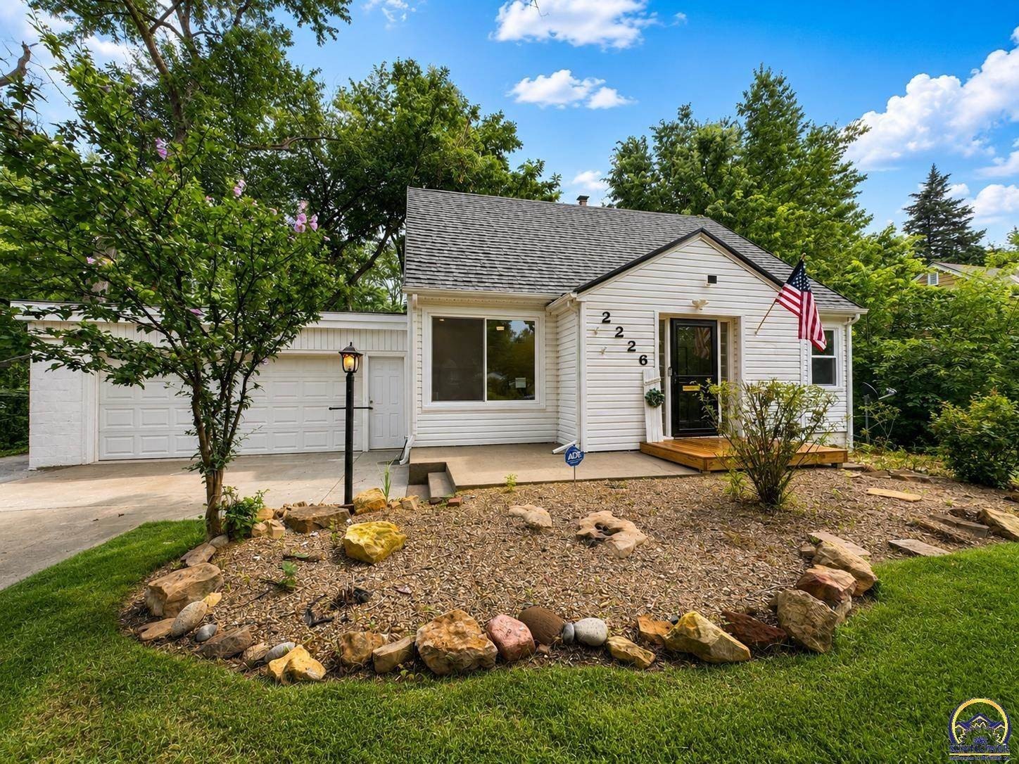 Single Family 3BR 2BA - 2226 SW Burnett RD, Topeka, KS