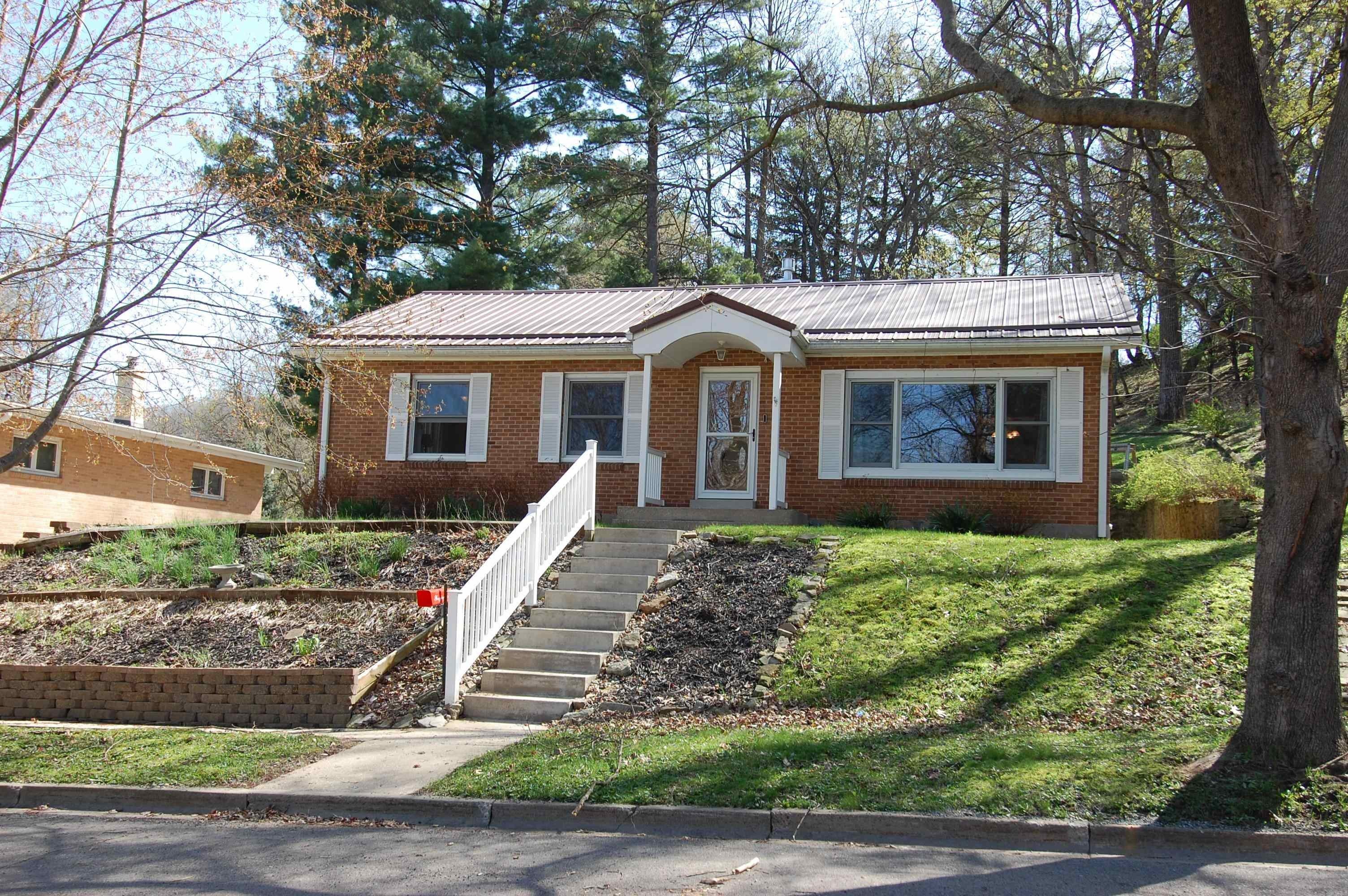 Single Family 3BR 2BA - 909 N Park Street, Richland Center, WI