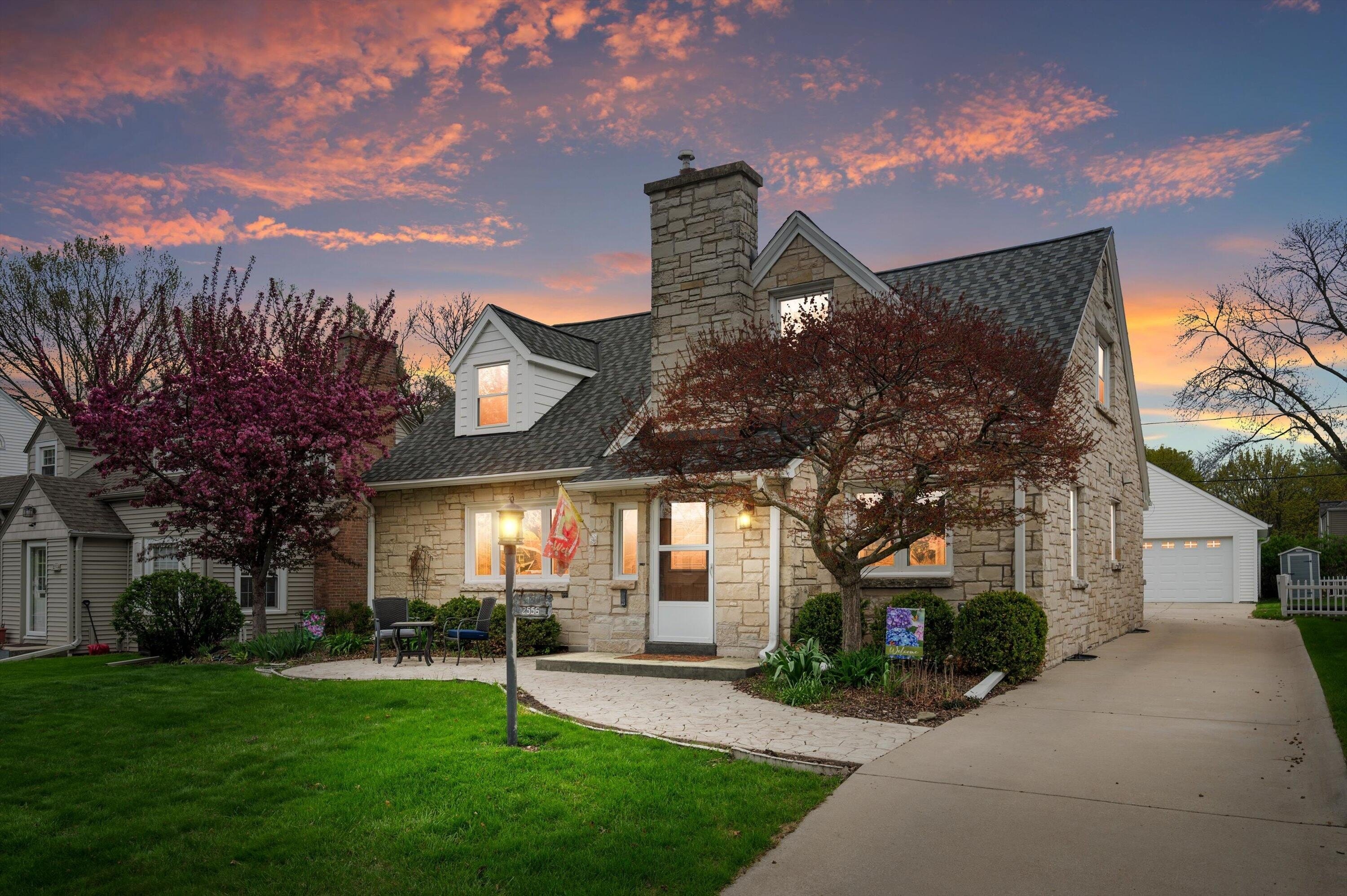 Single Family 4BR 3BA - 2556 N 96th St, Wauwatosa, WI