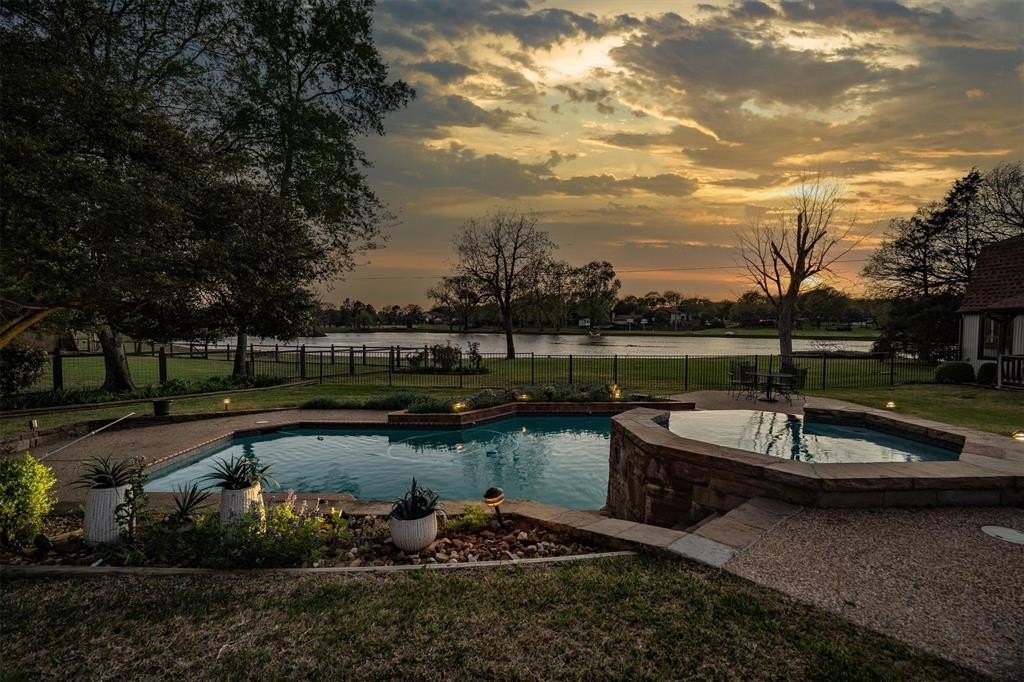 Single Family 5BR 4BA - 210 N Forest Lane, Double Oak, TX