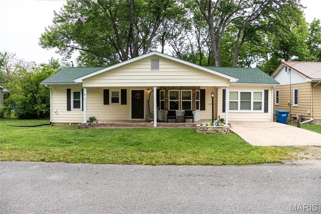 Single Family 4BR 2BA - 901 S Oak Street, Salem, MO