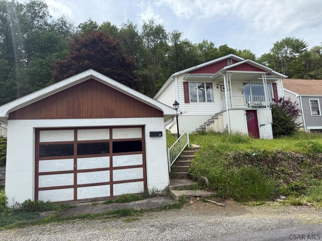Single Family 4BR 1BA - 275 Wilson St, Johnstown, PA