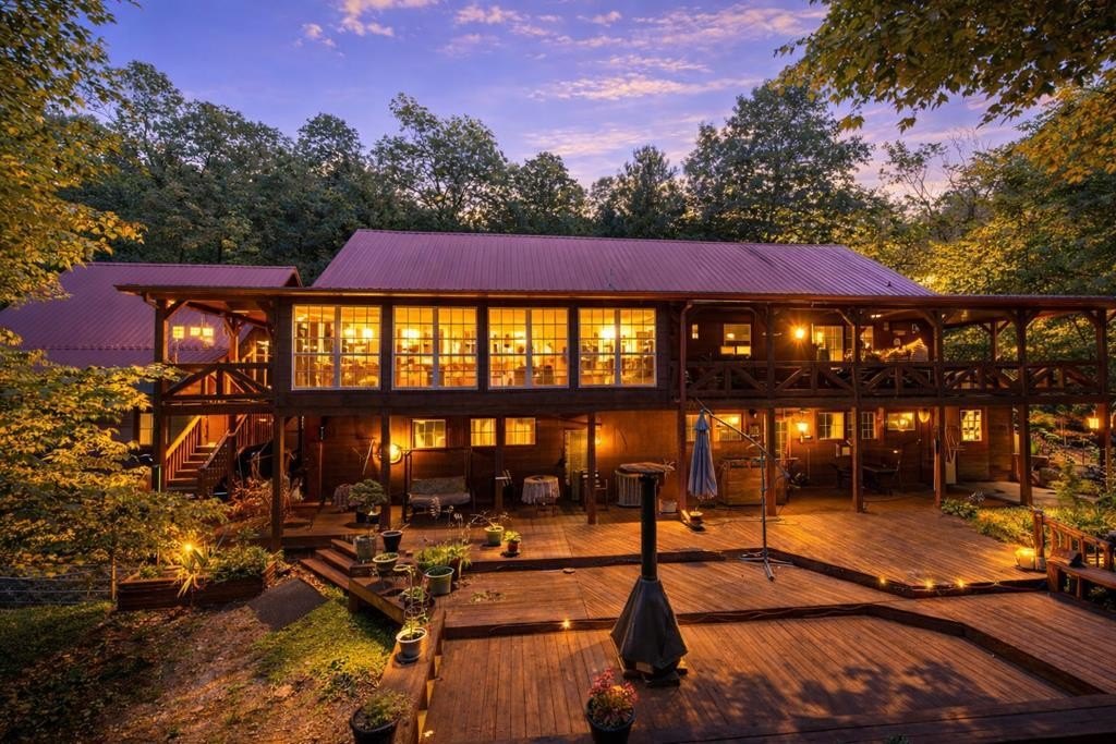 Single Family 3BR 4BA - 885 Tomahawk Trail, Blairsville, GA