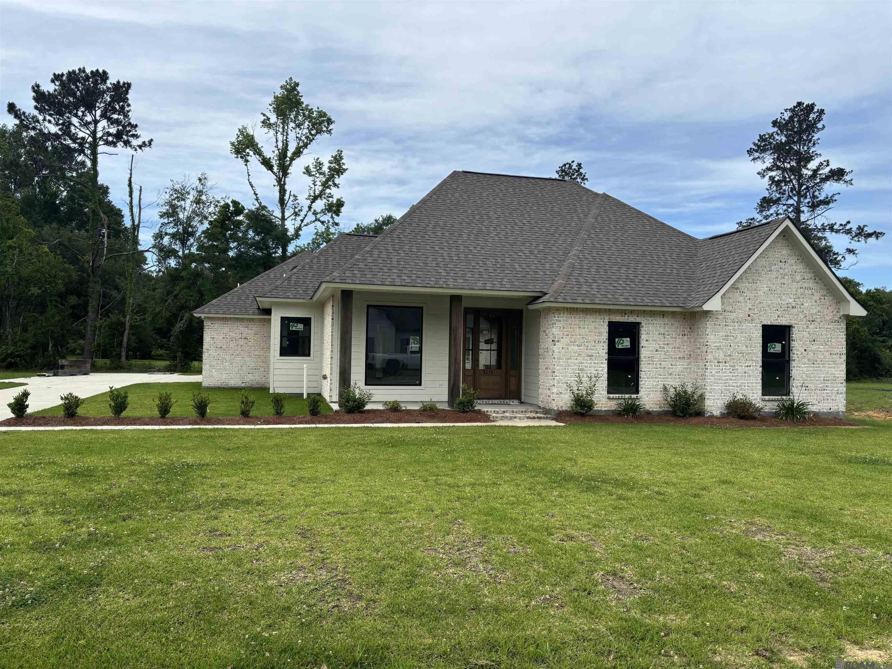 Single Family 4BR 3BA - 7258 Riverbank Dr, Denham Springs, LA