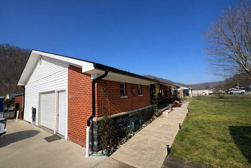 Single Family 2BR 2BA - 143 Taylor Loop, Prestonsburg, KY
