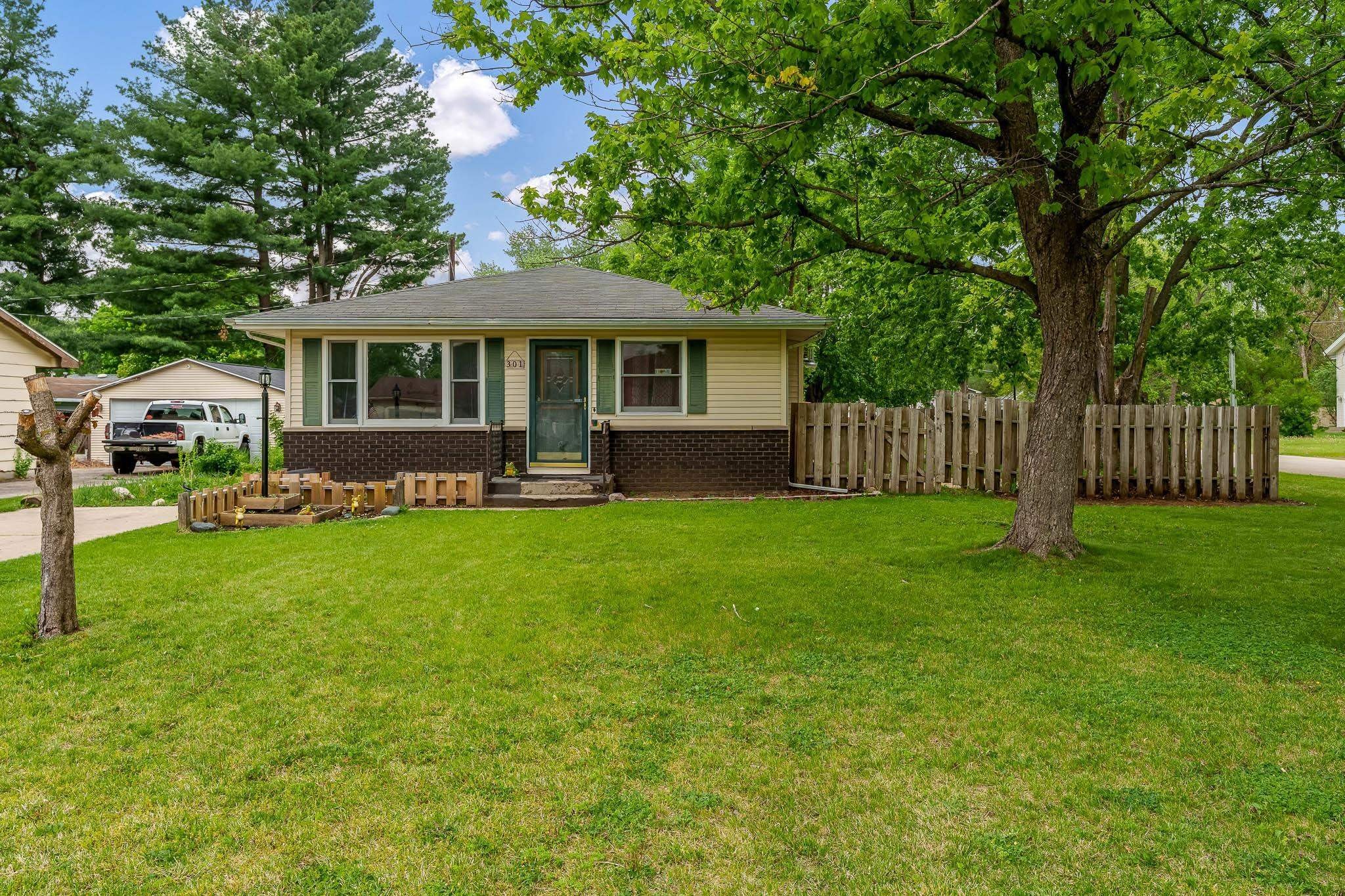 Single Family 4BR 2BA - 301 E 8th Avenue, Brodhead, WI