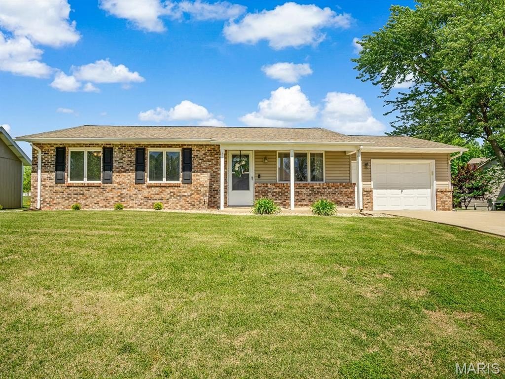 Single Family 3BR 2BA - 336 E Lake Drive, Edwardsville, IL