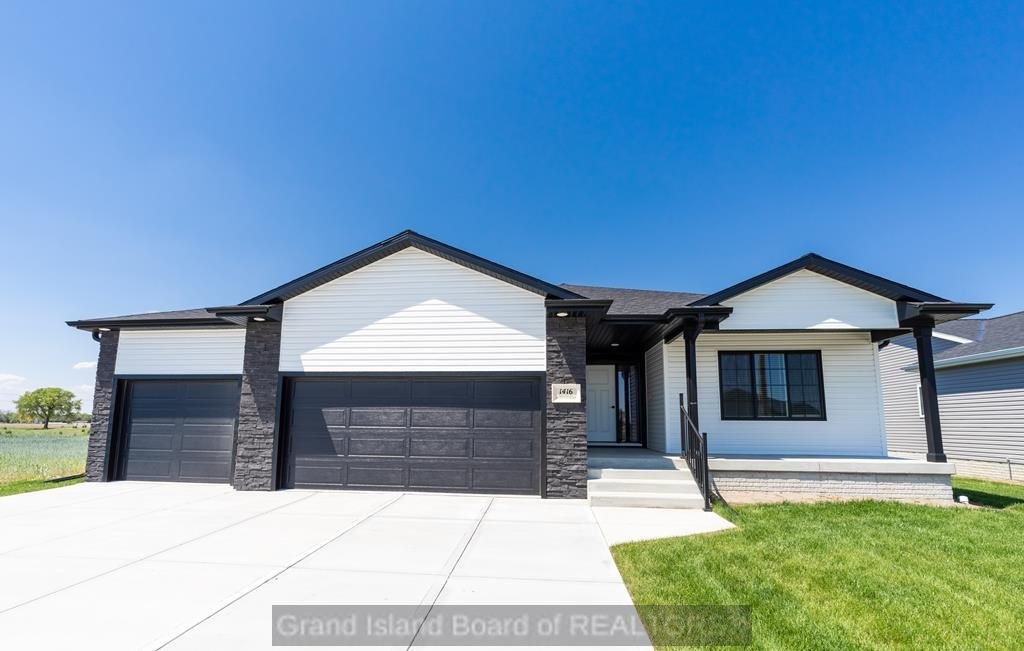 Single Family 5BR 3BA - 1416 Sagewood Ave, Grand Island, NE