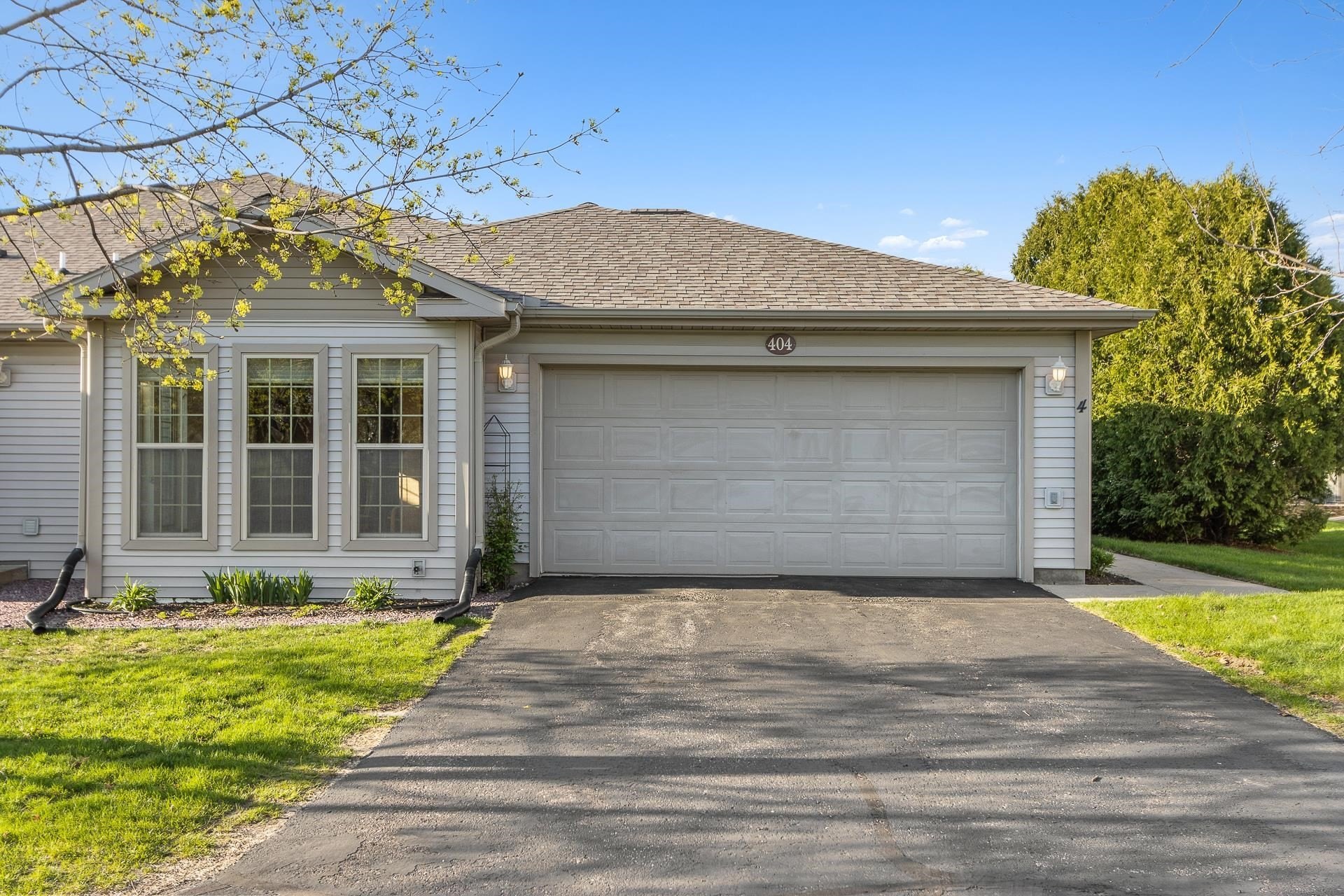 Condo 2BR 2BA - 404 Henry Drive, Portage, WI