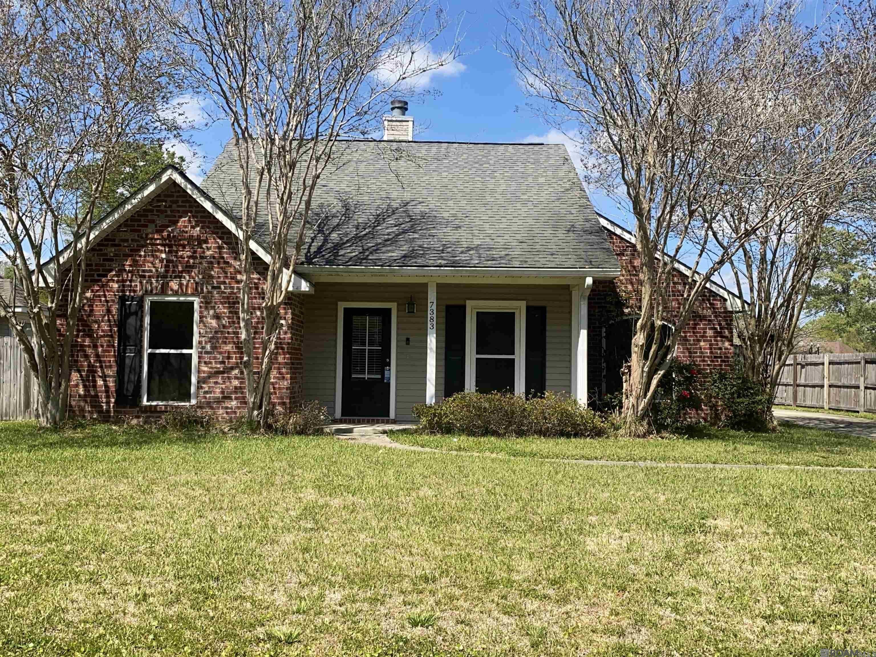 Single Family 3BR 2BA - 7383 Cherrydale Dr, Denham Springs, LA
