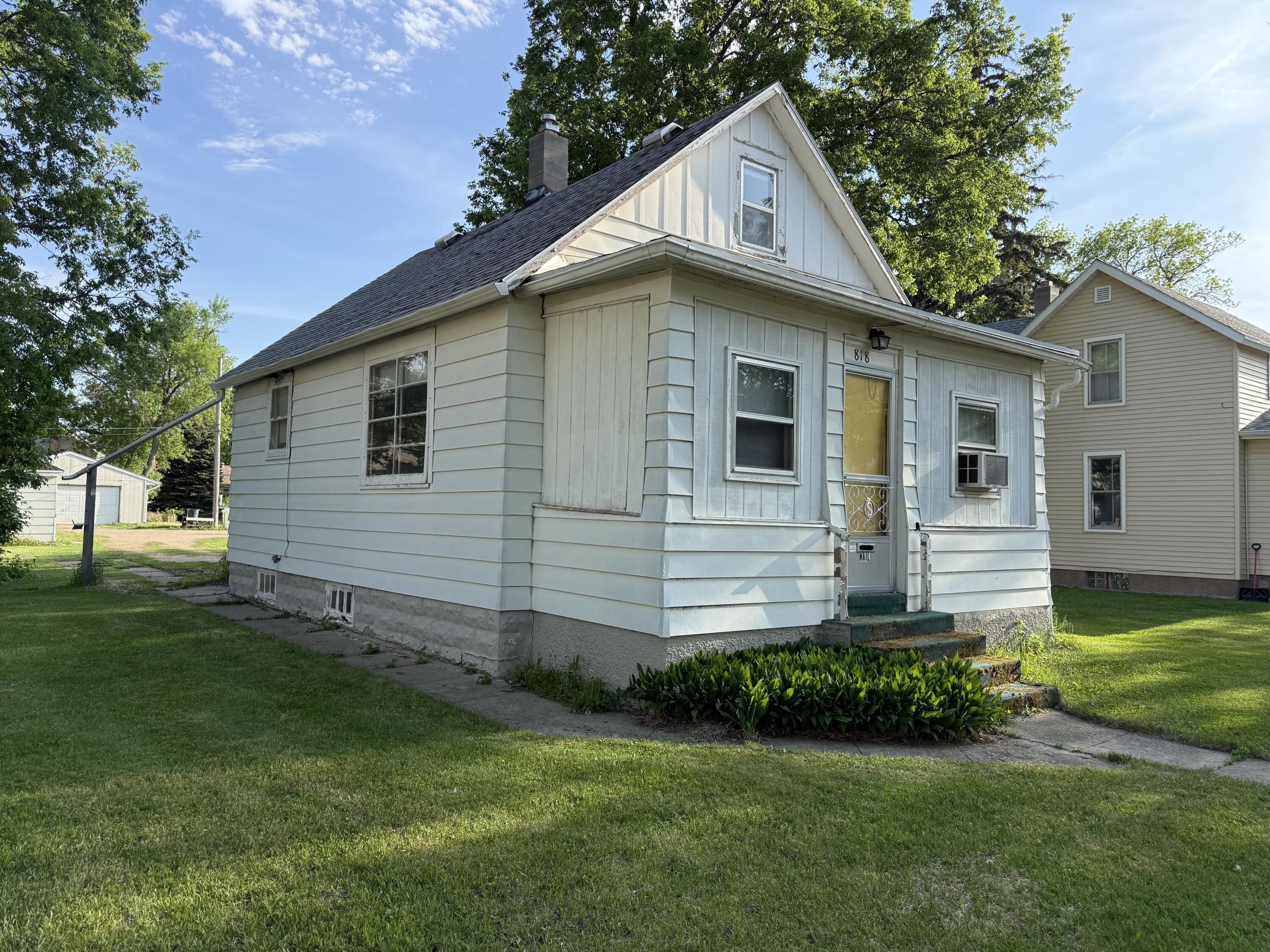Single Family 3BR 2BA - 818 NE 3rd Avenue, Aberdeen, SD